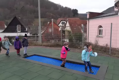 In den Pausen herrscht reger Betrieb auf dem Trampolin im Ramberger Schulhof.