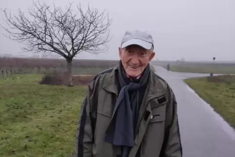 Draußen bei jedem Wetter: August-Nikolaus Werner beim Spaziergang in Freinsheim.