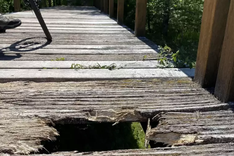 Nicht mehr sicher ist die Radewegebrücke bei Schönau über das Naturschutzgebiet. 