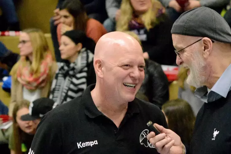 Handball-Chef der TSR: Romi Hirtle (links), hier mit RHEINPFALZ-Mitarbeiter Herbert Striehl.