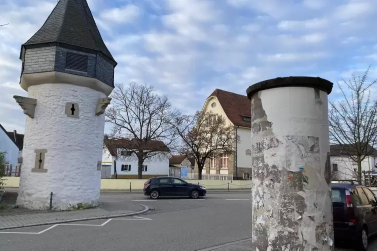 Schmuckes Türmchen neben schmuddeliger Säule: zu sehen im Zentrum von Lambsheim. 