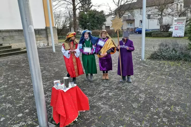 Die Sternsinger an der Haltestelle in Lustadt. 