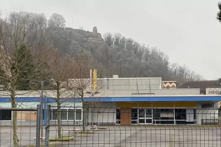 Steht seit Jahren leer und soll nun abgerissen werden: der frühere Lidl in der Lindenstraße. Auf dem Gelände wird ein neuer Rewe