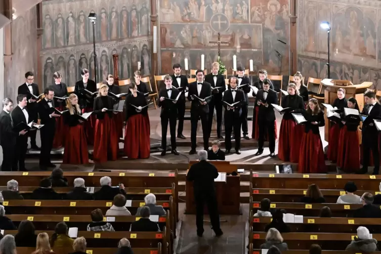 Der Kammerchor Stuttgart in der Klosterkirche in Lambrecht. 