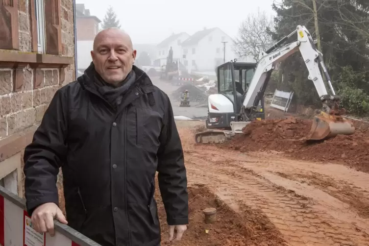 Ortsvorsteher Franz Rheinheimer auf der Baustelle im Schlehweg.