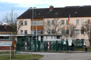 Die Südpfalz-Kaserne in Germersheim. Die Wuhan-Rückkehrer waren direkt in dem Gebäude hinter dem Zaun untergebracht.