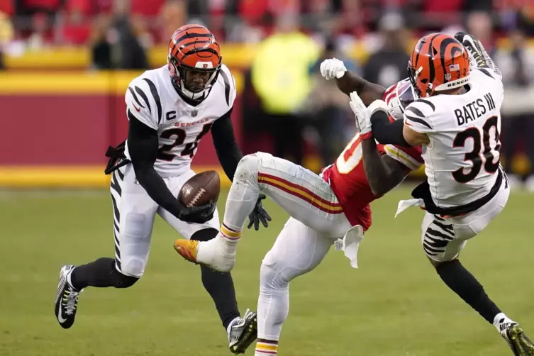 Die Schlüssel-Szene in Kansas City: Bengals-Verteidiger Jessie Bates wehrt den Pass auf Tyreek Hill ab, sein Kollege Vonn Bell f