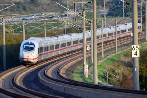 Zu den ersten Einsatzgebieten der neuen ICE 3 neo (Baureihe 408) sollen ab Ende 2022 Linien gehören, die über die mit Tempo 300 