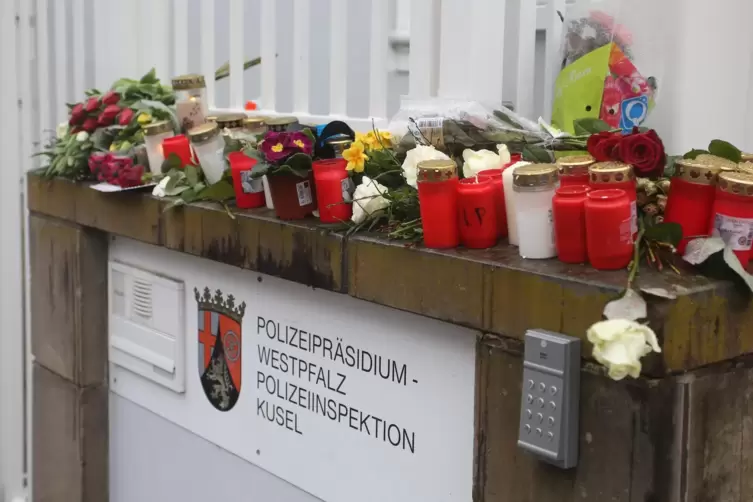 Blumen und Kerzen sind zum Gedenken der getöteten Polizisten vor der Polizeiinspektion Kusel abgelegt worden. 