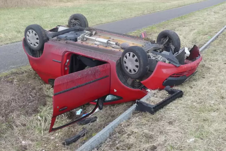 Das auf der B39 verunglückte Auto. 