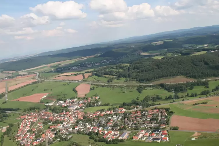 Ein Luftbild der Gemeinde Lohnsfeld.