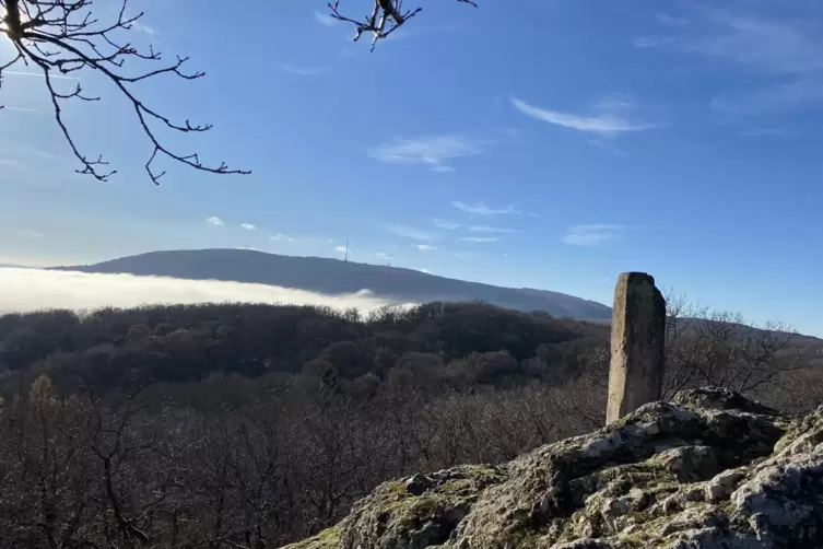 Der Samstag könnte mal wieder einen sonnigen Blick vom Drosselfels zum Donnersberg ermöglichen.