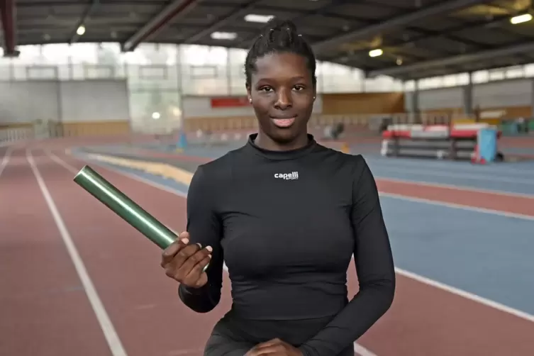 Sarah Jalloh übt in der Ludwigshafener Leichtathletikhalle den Staffellauf.