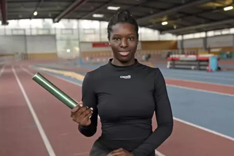 Sarah Jalloh übt in der Ludwigshafener Leichtathletikhalle den Staffellauf.