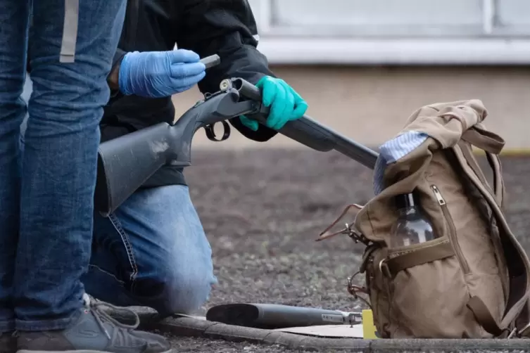 Polizeibeamte untersuchen eine der Waffen des Amokschützen von Heidelberg. Viele dieser Taten ließen sich verhindern, ist der Am