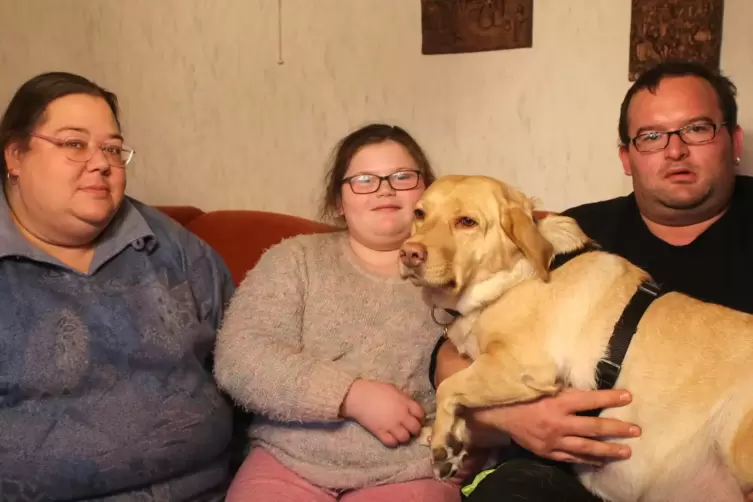 Monja, Elisa-Anna und Peter Hörner mit Familienhund Bella.