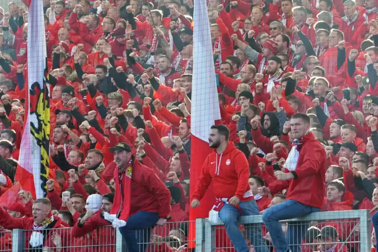 Fans Zündeln Geldstrafen Für Fck Und Saarbrücken Fussball Die