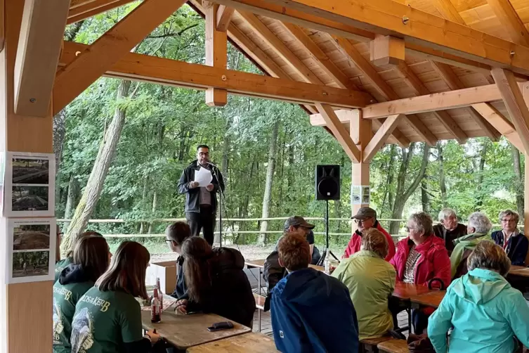 Bei der Grillhütte, hier ein Foto von der Einweihung des Anbaus im Oktober, soll noch ein Zeltplatz entstehen. 