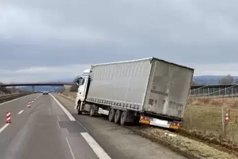 Der Lkw im Bankett.