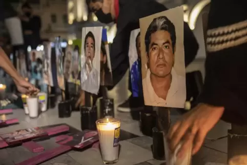 Journalisten aus Veracruz gedenken auf dem Zocalo-Platz mit Kerzen und Fotos ihrer getöteten Kollegen.