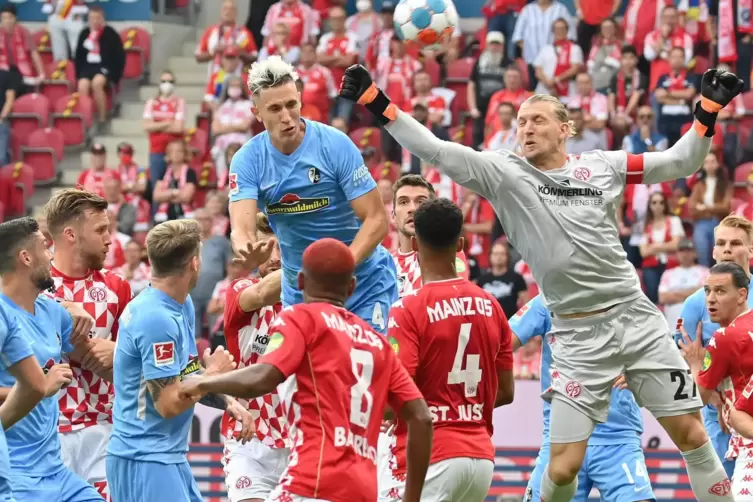 Eine Szene aus dem Hinspiel: Jubilar Robin Zentner versucht den Ball in der Luft zu fausten. 