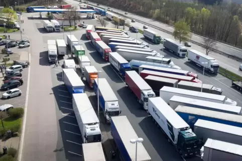 Nordrhein-Westfalen, Freudenberg: Abgestellte Lastwagen stehen auf der Rastätte Siegerland Ost (A45). Bundesweit fehlen an den A