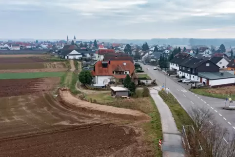 Verläuft hinter den Häusern nördlich der Schwegenheimer Straße: der Wall. 