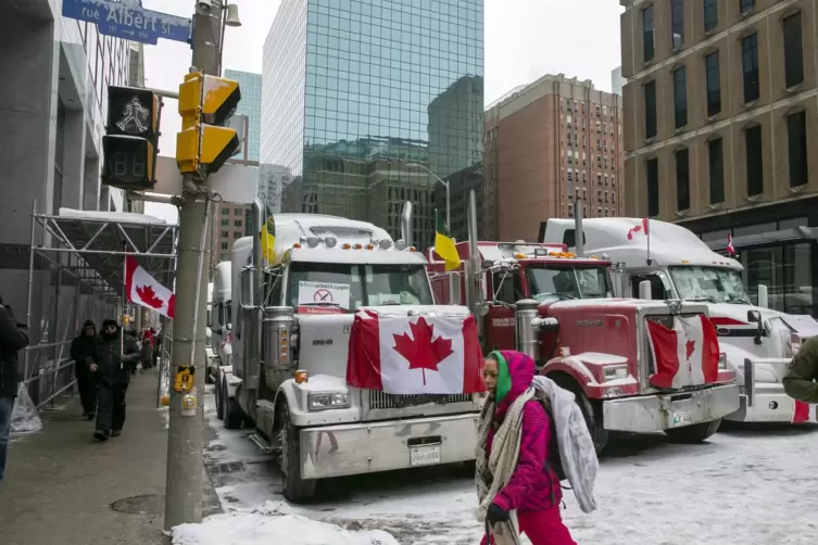 Diese Trucks blockieren Fahrspuren in Kandads Hauptstadt Ottawa.