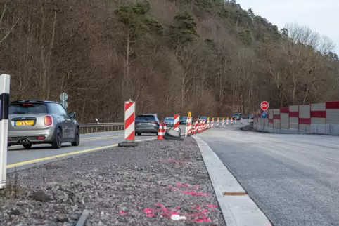 Die Asphaltanbindung ist hergestellt, die vier Spuren der Bahnbrücke werden künftig in den dreispurigen Bereich in Richtung Frau