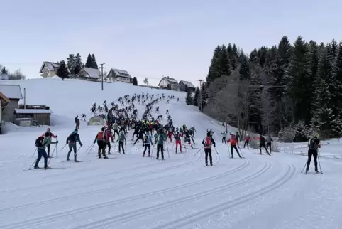 So hat jeder sein Päckchen zu tragen: Rucksacklauf im Schwarzwald.