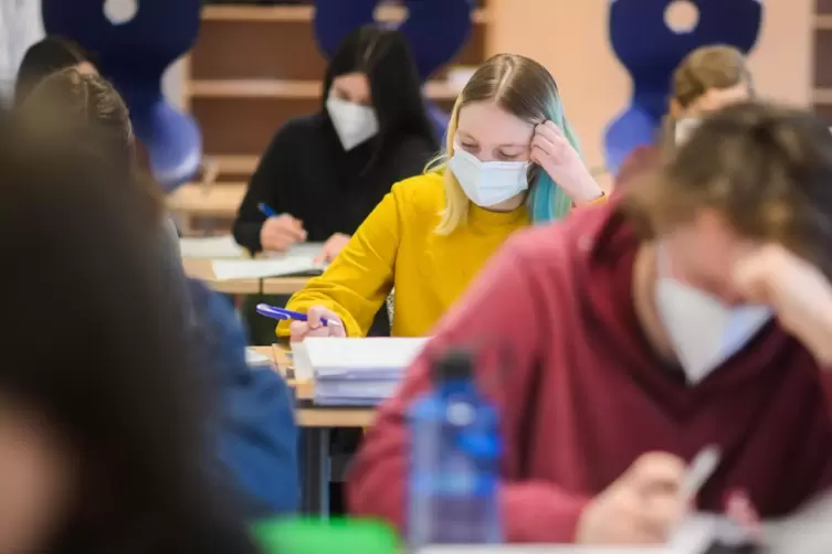 Die Omikron-Welle rollt derzeit durch die Klassensäle und trifft Schüler wie Lehrer.