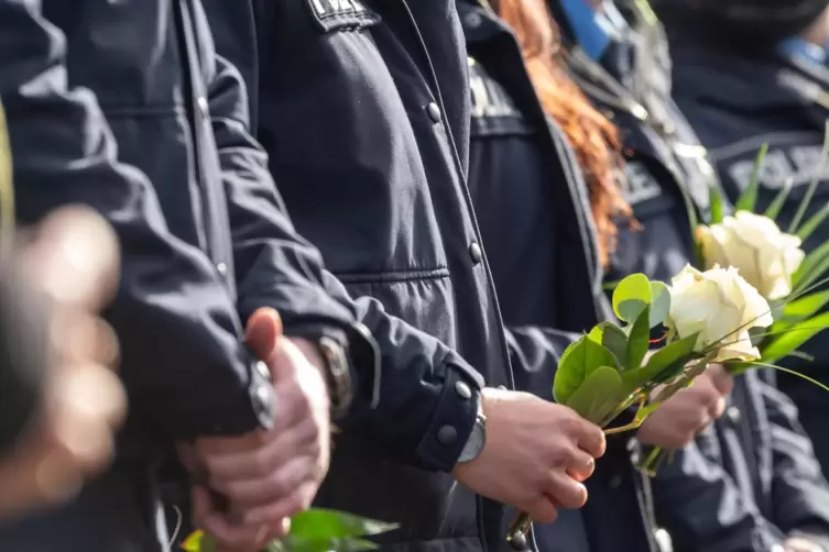 Polizistinnen und Polizisten bei der Beisetzung ihres 29-jährigen Kollegen, der mutmaßlich zusammen mit einer 24-jährigen Kolleg