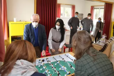 Bürgermeister Stefan Spitzer und Schulleiterin Katja Albert eröffnen den Jugendtreff mit einem Tischfußballspiel. 