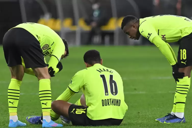 Desillusioniert: Die Dortmunder Giovanni Reyna, Manuel Akanji und Youssoufa Moukoko (von links). 