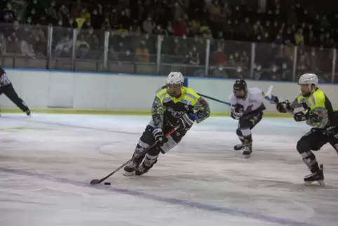 „Hornets“-Stürmer Erik Betzold (am Puck, im Spiel gegen Mannheim) hat sich im letzten Match am Fuß verletzt und muss im ersten H