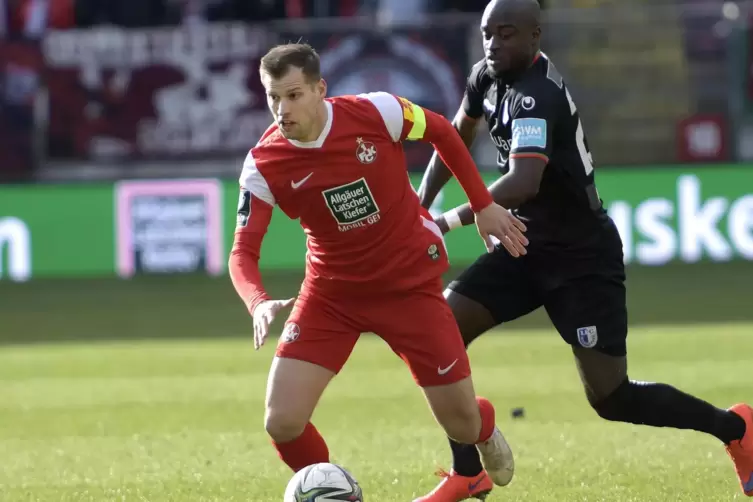 Vor dem Derby gut aufgelegt: FCK-Kapitän Hendrick Zuck. Rechts Amara Condé vom 1. FC Magdeburg.