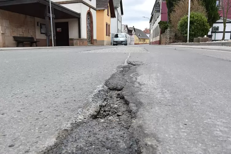 „Die Straßen im Ort sind in einem sehr schlechten Zustand“, sagt Bürgermeister Dietmar Leist. 