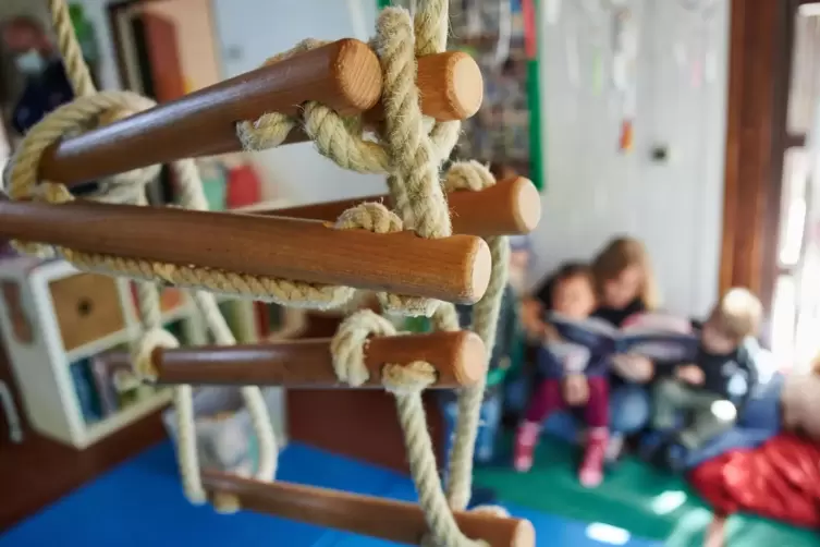 Viel Nähe, wenig Schutz: Kontakt vermeiden, ist bei der Arbeit mit Kleinkindern schier unmöglich.