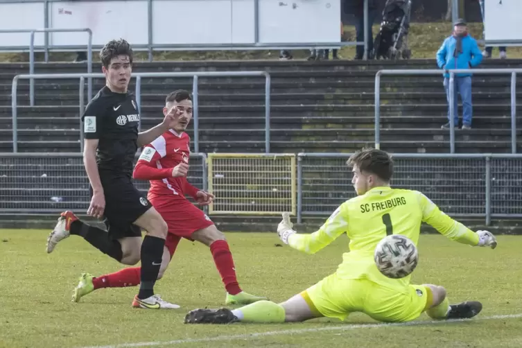 Der Lauterer Angelos Stavridis gleicht zum 1:1 aus. Noah Wagner vom SC Freiburg kann ihn nicht stoppen. 