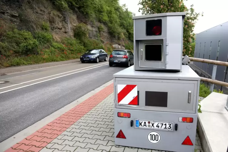 Der Blitzanhänger auf der Ortseinfahrt von Medard auf der B420.