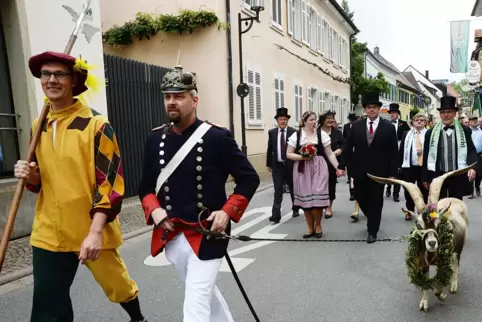 Inzwischen liegt die letzte „normale“ Geißbockversteigerung schon fast drei Jahre zurück. Hier das Brautpaar, Hildrun und Martin