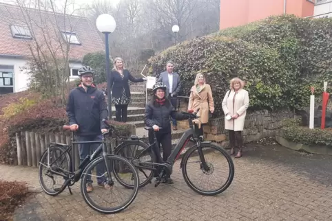 Ins Diakoniewerk brachte Rainer Bauer, Chef der Klimaschutzmanager, die Urkunde. Im Vordergrund die Zoar-Mitarbeiter Jörg Weber 