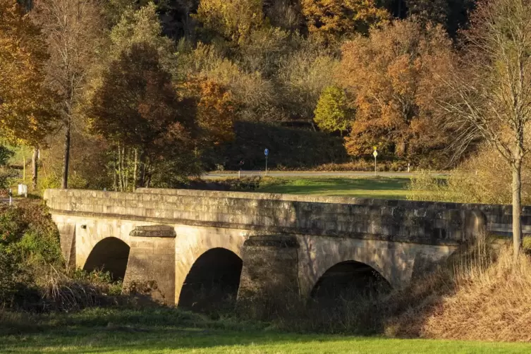 Wird eine Brücke bewertet, unser Bild zeigt die Glanbrücke in Ulmet, werden auch die Bauweise und die Traglast berücksichtigt. 