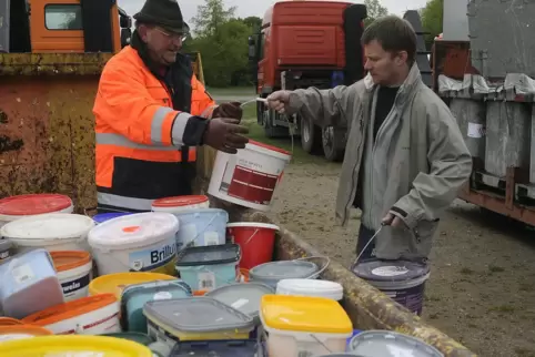 Farb- und Lackreste, Lösungsmittel und Reiniger können bei den EWF-Mitarbeitern abgegeben werden.