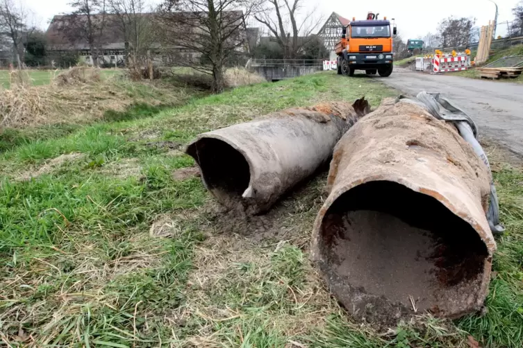 Dürfen zwar nicht mehr eingebaut, aber bis zu ihrem technischen Ende betrieben werden. Wasserrohre aus Asbestzement.