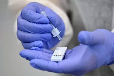 Positive Schnelltests tauchen in der Statistik nicht auf. Das Gesundheitsamt vermeldet Ergebnisse von PCR-Tests.