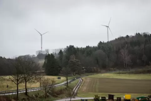 Dort, wo bereits zwei Windräder stehen, will Prokon ein drittes aufstellen. Es soll zwar weiter vom Dorf wegstehen, aber höher w