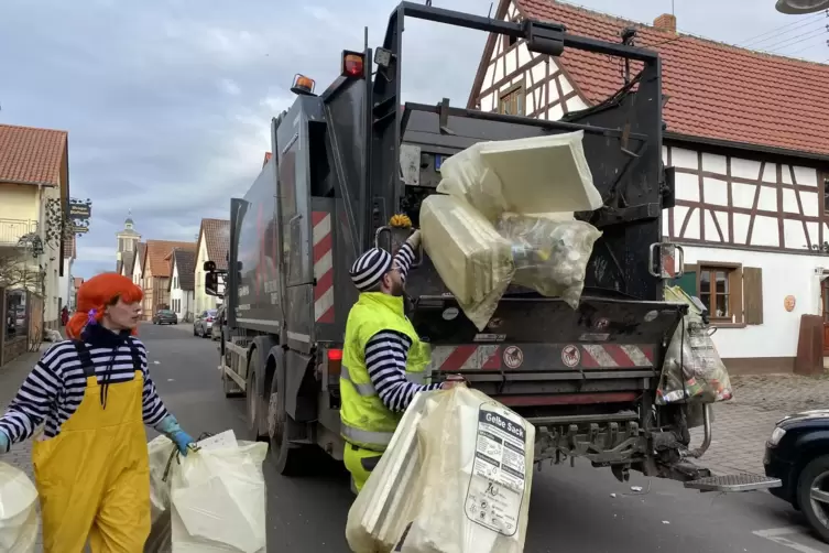 Zu Fasnacht und Weihnachten fahren die Müllwerker auch mal in Verkleidung.