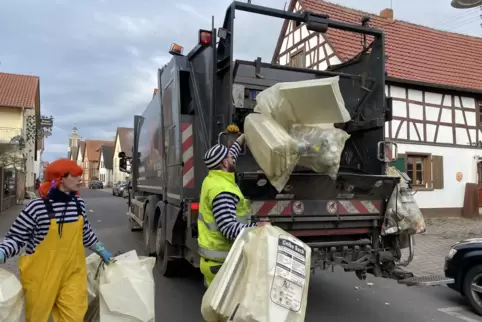 Zu Fasnacht und Weihnachten fahren die Müllwerker auch mal in Verkleidung.