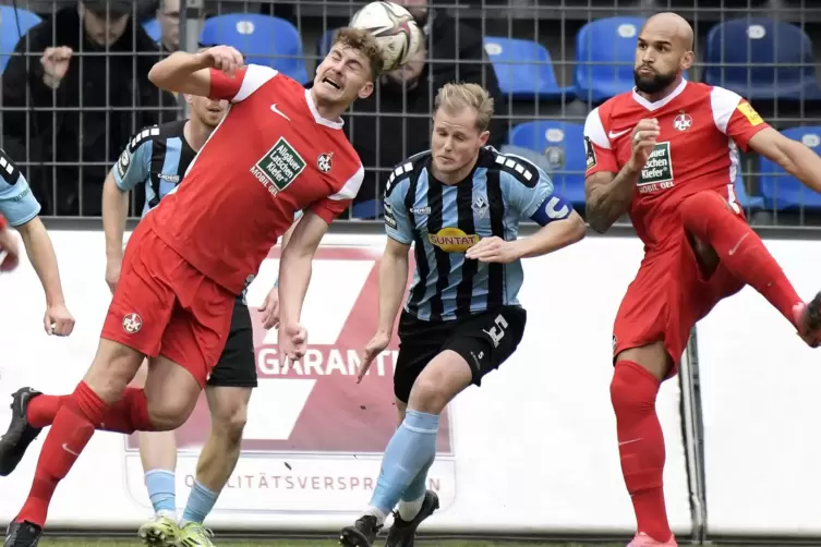  Terrence Boyd (rechts) brennt darauf, daheim für den FCK zu treffen. Hier ist Kevin Kraus eher am Ball. 